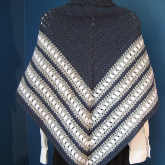 Blue , Gray &  White Hand Knit Shawl / Coverlette / Triangle Wrap - Picture 2 of 6